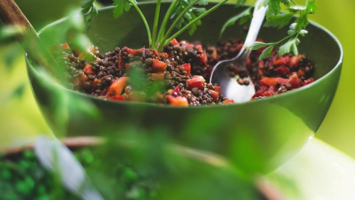 Endometriosis Diet: Foods That May Help and What the Evidence Says