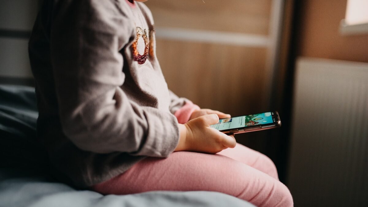 Doomscrolling and Mental Health: How to Break the Cycle